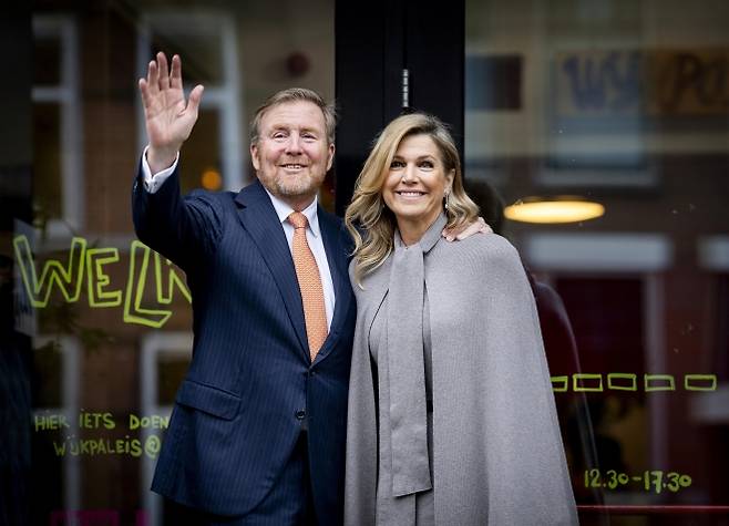 빌럼알렉산더르 네덜란드 국왕과 막시마 네덜란드 왕비가 2일(현지시간) 로테르담에서 열린 행사에 참석하고 있다. EPA 연합뉴스