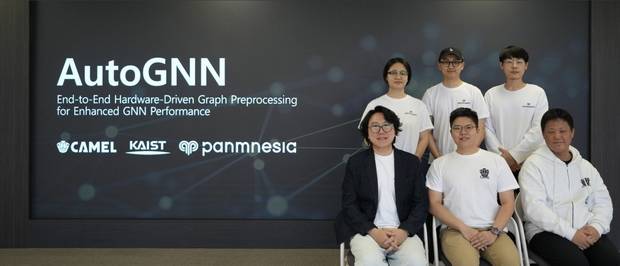 AIST 전기및전자공학부 정명수 교수 연구팀. 앞줄 왼쪽부터 KAIST 정명수 교수, 전기및전자공학부 소속 강승관 박사과정, 이승준 박사과정. 뒷줄 왼쪽부터 파네시아 소속 권미령, 장준혁, 이상원,. 사진제공=KAIST