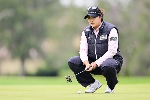 그린 경사를 읽고 있는 유해란. 사진 제공=AFP연합뉴스