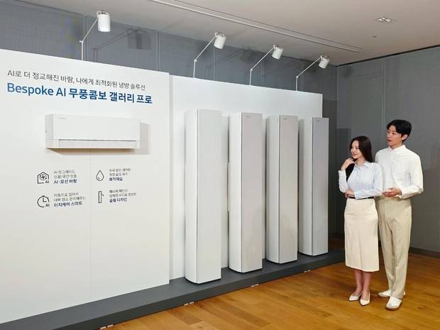 삼성전자 모델들이 5일 서울 연구개발(R&D) 캠퍼스에서 신형 스탠드 에어컨 ‘비스포크 AI 무풍콤보 갤러리 프로’와 벽결이 에어컨 ‘비스포크 AI 무풍콤보 프로 벽걸이’를 소개하고 있다. 사진 제공=삼성전자