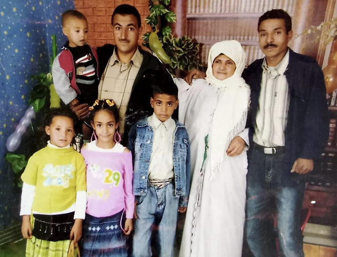 이마네 칼리프 가족 사진. 아랫줄 왼쪽 두번째가 이마네 칼리프. CNN