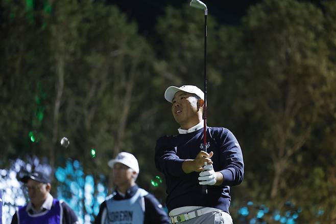 안병훈이 4일(현지시간) 사우디아라비아 리야드 골프클럽에서 열린 LIV 골프 리야드 1라운드 도중 티샷을 하고 있다. 로이터 연합뉴스
