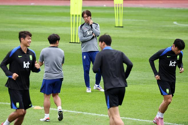 홍명보 대한민국 축구 국가대표팀 감독이 지난해 10월 12일 경기 고양종합운동장 보조구장에서 열린 공식 훈련에서 생각에 잠겨 있다. 연합뉴스