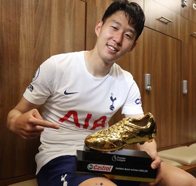 득점왕 트로피를 들고 있는 손흥민. 토트넘 홈페이지