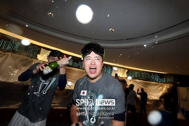 ▲ 2023년 WBC 우승 샴페인 파티를 벌이는 일본 야구 대표팀 선수들. 사사키 로키(왼쪽)와 무라카미 무네타카.
