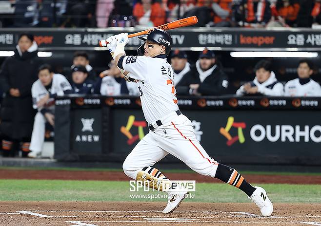 ▲ 한화도 ‘의리’를 지키고 있다. 각론에서는 이견이 있을 수 있겠으나 총론에서는 어떻게든 손아섭의 앞길을 터주려는 방향으로 이번 오프시즌이 흘러가고 있다. “이제 더 양보할 것도 없다”는 시선도 나온다. ⓒ곽혜미 기자