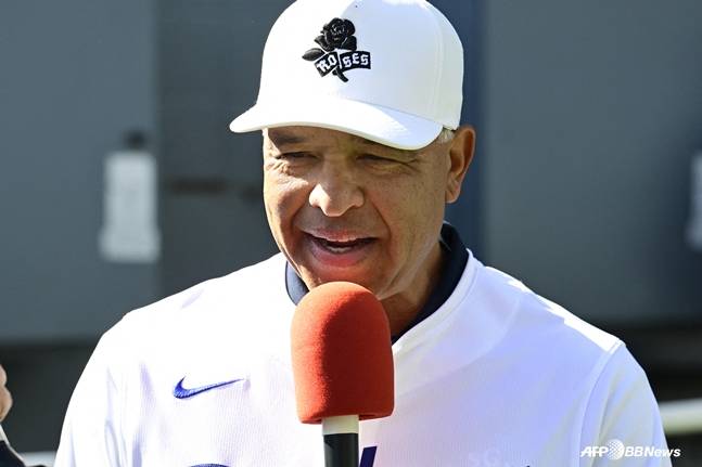 기자들과 인터뷰를 하고 있는 데이브 로버츠 다저스 감독. /AFPBBNews=뉴스1