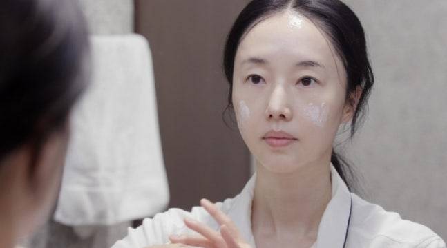 이정현이 무결점 민낯을 유지하는 자신만의 아침 피부관리 루틴을 공개했다.