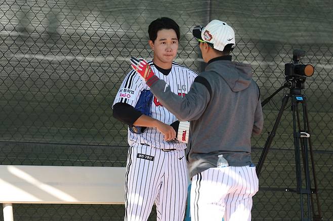 LG 트윈스 마무리 투수 유영찬이 미국 애리조나에서 진행 중인 소속팀 1차 스프링캠프에서 두 차례 불펜피칭을 실시, 코칭스태프로부터 합격점을 받았다. 사진 LG 트윈스 제공