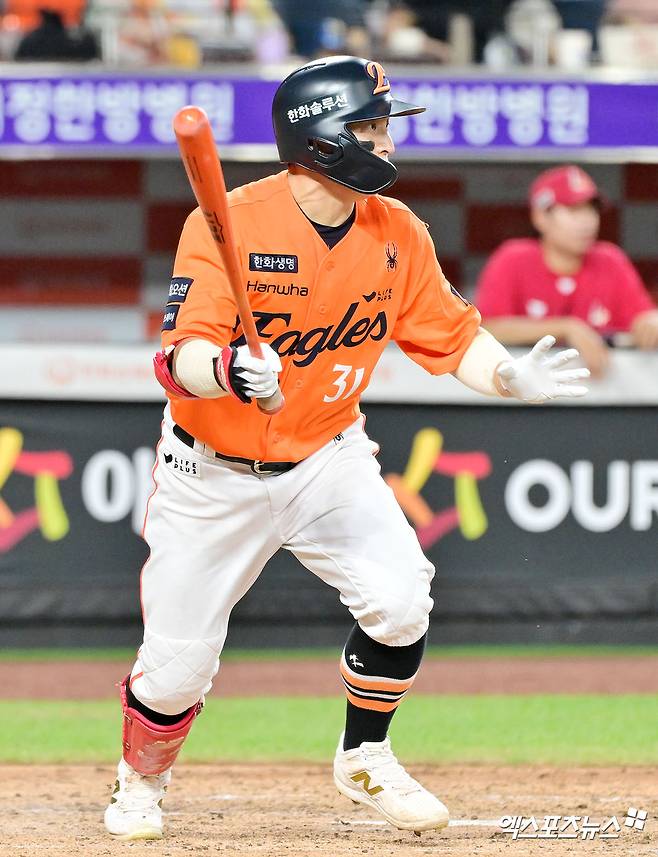 KBO리그 최다안타 주인공 손아섭이 현역 생활을 연장한다. 손아섭의 원소속팀인 한화 이글스는 손아섭과 1년 계약을 체결했다고 5일 발표했다. 손아섭의 거취를 두고 다양한 관측이 오갔다. 한화와 사인 앤드 트레이드 형식을 취해 다른 팀으로 이적할 것이라는 관측도 나왔으나 결론은 한화와 단년 더 뛰는 것이다. 손아섭은 한화 1군이 훈련 중인 호주 멜버른이 아닌 퓨처스팀이 땀 흘리고 있는 일본 고치로 향한다. 엑스포츠뉴스DB