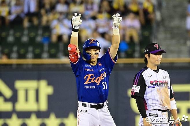 KBO리그 최다안타 주인공 손아섭이 현역 생활을 연장한다. 손아섭의 원소속팀인 한화 이글스는 손아섭과 1년 계약을 체결했다고 5일 발표했다. 손아섭의 거취를 두고 다양한 관측이 오갔다. 한화와 사인 앤드 트레이드 형식을 취해 다른 팀으로 이적할 것이라는 관측도 나왔으나 결론은 한화와 단년 더 뛰는 것이다. 손아섭은 한화 1군이 훈련 중인 호주 멜버른이 아닌 퓨처스팀이 땀 흘리고 있는 일본 고치로 향한다. 엑스포츠뉴스DB