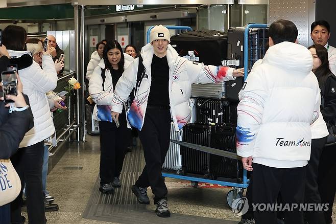 피겨 차준환, 밀라노 도착 (밀라노=연합뉴스) 서대연 기자 = 2026 밀라노·코르티나담페초 동계올림픽에 출전하는 피겨스케이팅 차준환이 4일(현지시간) 이탈리아 밀라노 말펜사 국제공항을 통해 입국하고 있다. 2026.2.5 dwise@yna.co.kr