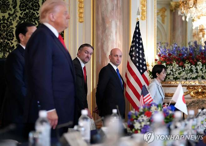 미일 정상회담에서 트럼프 대통령 바라보는 스티븐 밀러 백악관 부비서실장 [AFP 연합뉴스 자료사진]