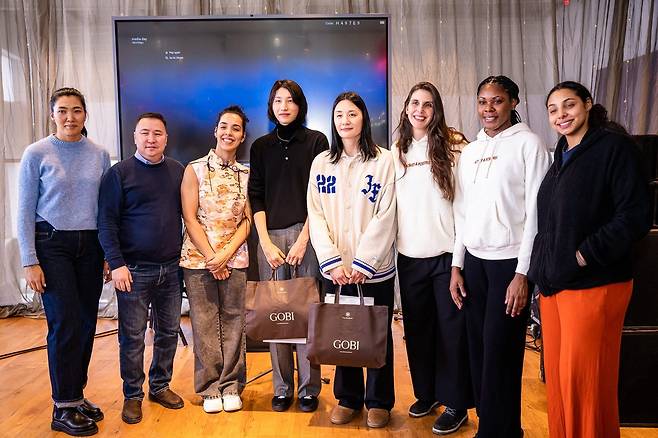 몽골배구협회가 주최한 환영 행사에 참석한 김연경(왼쪽에서 4번째), 표승주(중앙). [몽골배구협회 페이스북 캡처. 재판매 및 DB 금지]