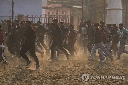 훈련하는 네팔 임시 선거 경찰관들 [AP 연합뉴스. 재판매 및 DB 금지]