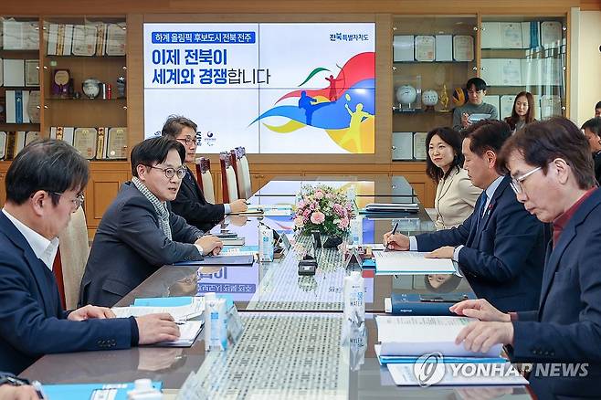 김정관 장관, 전북특별자치도 도지사 면담 (서울=연합뉴스) 김정관 산업통상부 장관이 지난달 22일 전북특별자치도청에서 김관영 전북특별자치도 도지사와 면담하고 있다. 2026.1.22 [산업통상부 제공. 재판매 및 DB 금지] photo@yna.co.kr