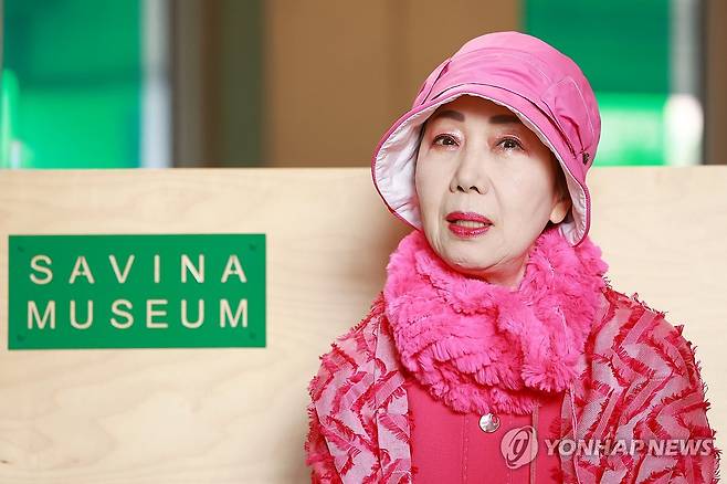 인사말 하는 이명옥 사비나미술관장 (서울=연합뉴스) 진연수 기자 = 이명옥 사비나미술관 관장이 5일 서울 은평구 사비나미술관에서 열린 개관 30주년 기념전 '1만일의 시간, 미술관이 묻고 사비나가 답하다' 기자간담회에서 인사말을 하고 있다. 2026.2.5 jin90@yna.co.kr