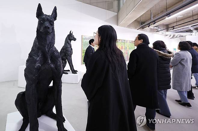 '1만일의 시간, 미수로간이 묻고 사비나가 답하다' (서울=연합뉴스) 진연수 기자 = 5일 서울 은평구 사비나미술관에서 개관 30주년 기념 프로그램 '1만일의 시간, 미술관이 묻고 사비나가 답하다' 일환으로 열린 기념전 '10,000일의 질문 - 예술가여 무엇이 두려운가'에서 참석자들이 전시를 둘러보고 있다. 2026.2.5 jin90@yna.co.kr