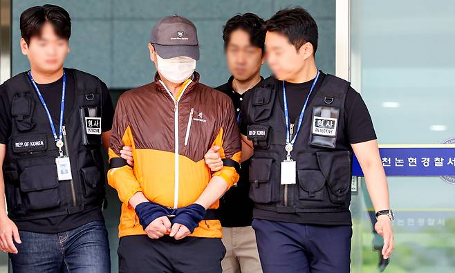 ▲ 지난해 7월 인천 남동구 논현경찰서에서 사제 총기로 아들을 살해한 60대 남성 A씨가 검찰로 송치되고 있다. /인천일보DB