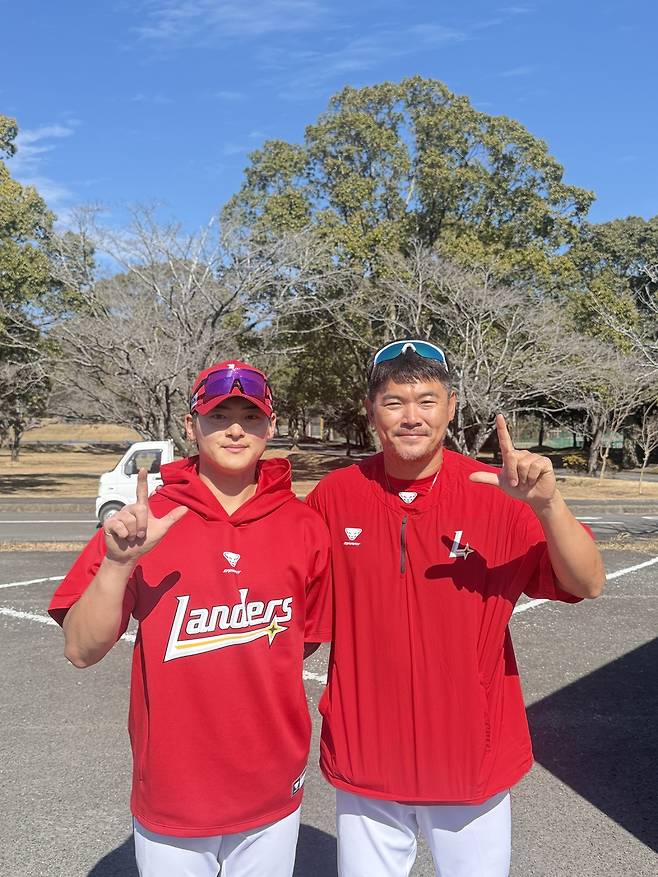 일본 미야자키에서 진행 중인 SSG 퓨처스 스프링캠프에 참가중인 조병현(좌)과 노경은.