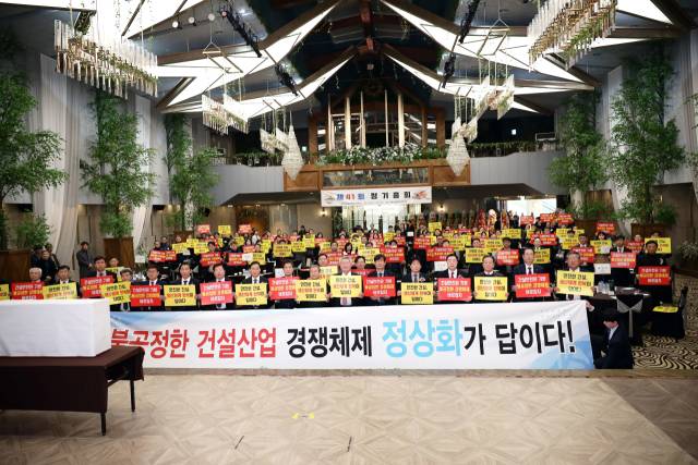 경북 전문건설업계는 제41회 정기총회를 계기로 건설산업 생산체계 개편 이후 고착화된 불공정 경쟁구조를 바로잡아야 한다며 경쟁체제 폐지와 제도 정상화를 촉구하는 결의대회를 열고 탄원서를 채택했다. 대한전문건설협회 경상북도회 제공