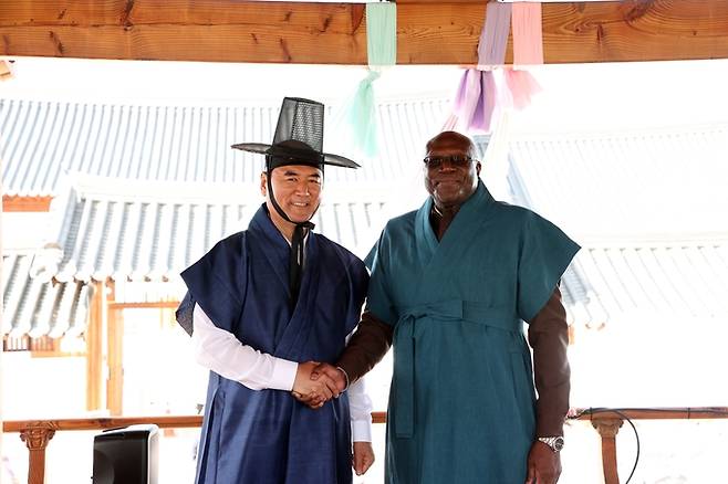 ▲ 상주세계모자축제가 열린 지난해 9월 26일 APEC 참여 7개국 사절단에게 한복을 전달하고 있다.