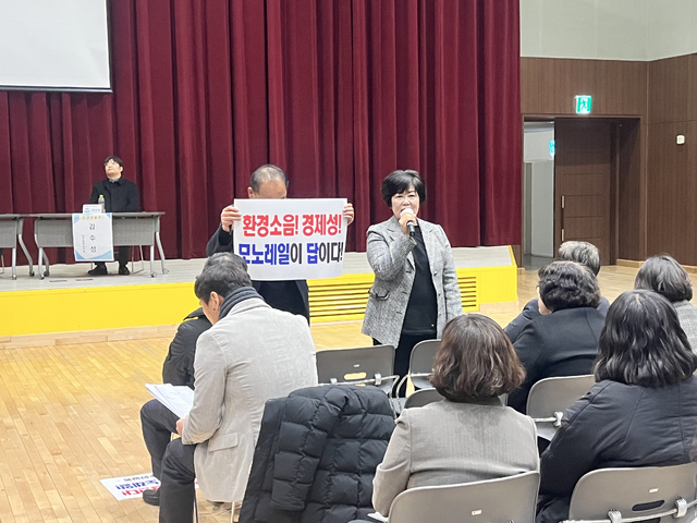 주형숙 동구의원이 토론회 이후 이어진 질의응답 시간에 주민들에게 모노레일 방식 추진을 호소하고 있다. 김정원 기자