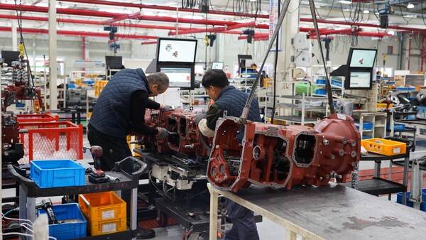 대동기어 직원들이 2공장에서 도킹 작업을 하고 있다. 엔진 동력을 전달받는 앞부분과 차축이 있는 뒷부분의 케이스를 하나로 결합하는 공정으로, 도킹 작업이 완료돼야 비로소 파워트레인의 핵심 구조가 완성된다. [출처=대동기어]