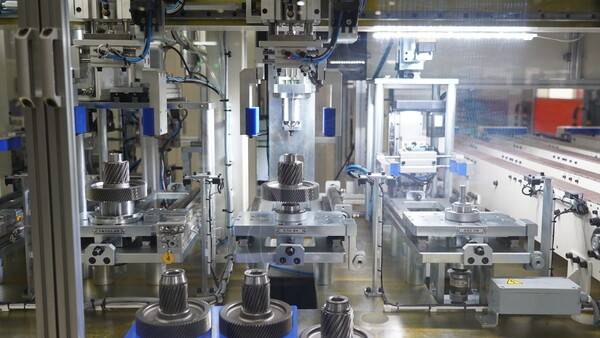 대동기어 1공장 내 Output Shaft SUB ASS'Y 생산 라인. Output Shaft SUB ASS'Y 는 초정밀 가공 기술이 필수인 부품이며, 대동기어는 3차원/조도/형상 측정기 등 다수의 품질 측정 장비와 전문 검사 인력 운영을 통해 불량 리스크를 사전 차단하고 있다. [출처=대동기어]