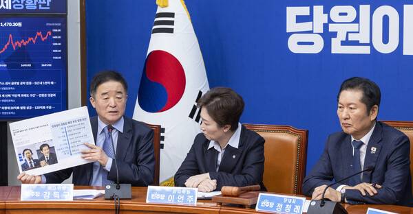 더불어민주당 강득구 최고위원(왼쪽)이 6일 국회에서 열린 최고위원회의에서 민주당과 조국혁신당과의 합당과 관련해 한 매체보도로 알려진 당내 유출 문건에 대해 비판하고 있다 . 2026.2.6. 연합뉴스