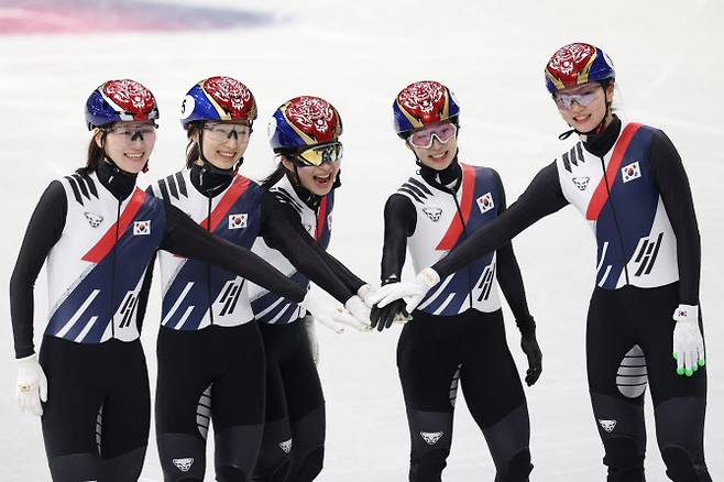 2026 밀라노-코르티나담페초 동계올림픽 개막을 이틀 앞둔 4일(현지시간) 밀라노 아이스스케이팅 아레나에서 한국 쇼트트랙 최민정(왼쪽 두번째)과 심석희(맨 오른쪽) 등이 기념사진을 찍고 있다. 사진=연합뉴스