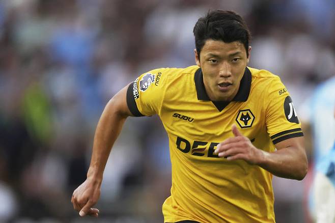 원더러스의 황희찬이 지난해 8월 16일 토요일 영국 울버햄튼 몰리뉴 스타디움에서 열린 울버햄튼 원더러스와 맨체스터 시티 간 잉글랜드 프리미어리그 축구 경기 중 그라운드를 달리고 있다. (사진=AP)