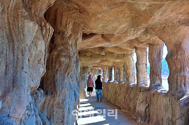 2억 5000만 년이 빚어낸 지질학적 경이와 천년 역사의 흔적이 공존하는 땅속의 박물관인 ‘성류굴’ 입구