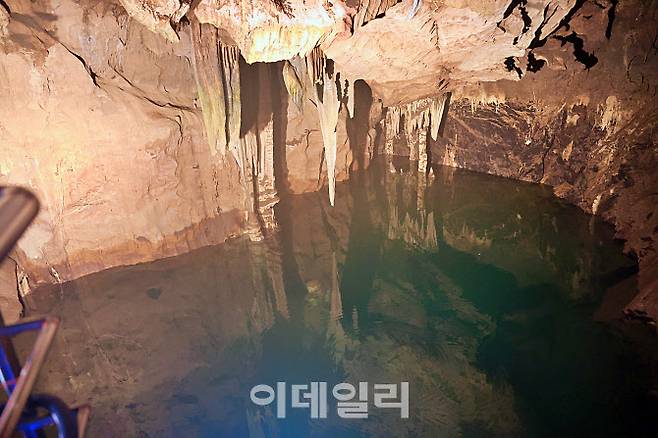 2억 5000만 년이 빚어낸 지질학적 경이와 천년 역사의 흔적이 공존하는 땅속의 박물관인 ‘성류굴’