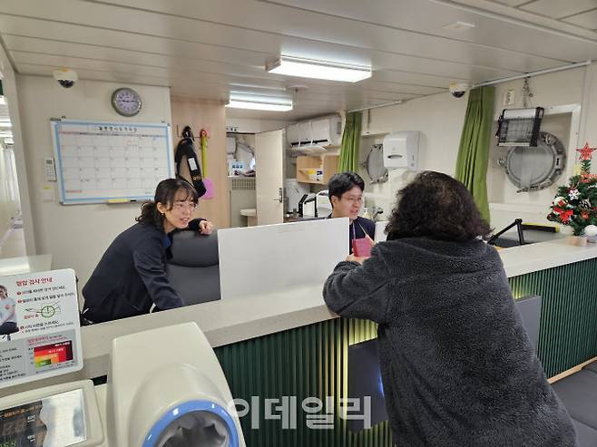 병원선 직원이 환자를 응대하고 있는 모습(사진=안치영 기자)