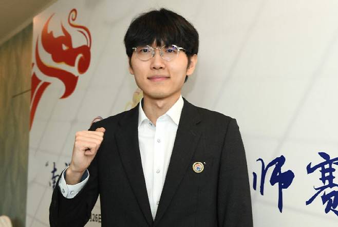 우승 후 미소 보이는 신진서 9단.(사진=한국기원/연합뉴스)