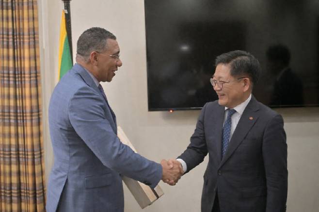 권명호 한국동서발전 사장(오른쪽)이 지난 3일(현지시간) 자메이카 총리실에서 앤드류 홀네스 총리를 만나 악수하고 있다. (사진=동서발전)