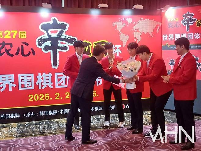 이용재 농심 중국법인장이 한국선수단에 우승 트로피와 우승 상금 5억 원을 전달하고 있다.(사진 중국 선전에서 MHN 엄민용 선임기자)