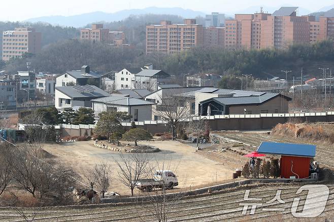 5일 오후 대구 달성군 유가읍 박근혜 전 대통령 사저 주변이 평소와 다름없이 조용한 모습이다. 전날 박 전 대통령의 대구 사저가 유튜브 채널 '가로세로연구소(가세연)' 운영자 김세의 씨에 의해 가압류된 사실이 알려져 세간에 관심을 끌고 있다. 2026.2.5 / ⓒ 뉴스1 공정식 기자