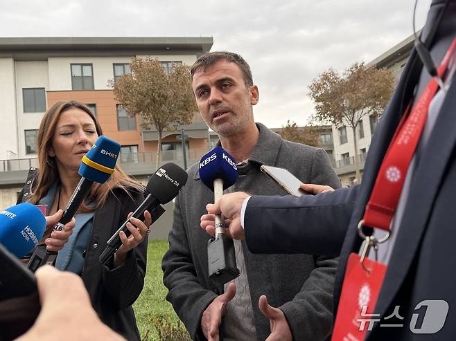 5일(현지시간) 에스칸 젠기가 튀르키예 중남부 도시 카흐라만마라쉬의 '아제르바이잔 집단주택' 단지에서 외신들과 인터뷰를 하고 있는 모습. 2026.02.06/뉴스1