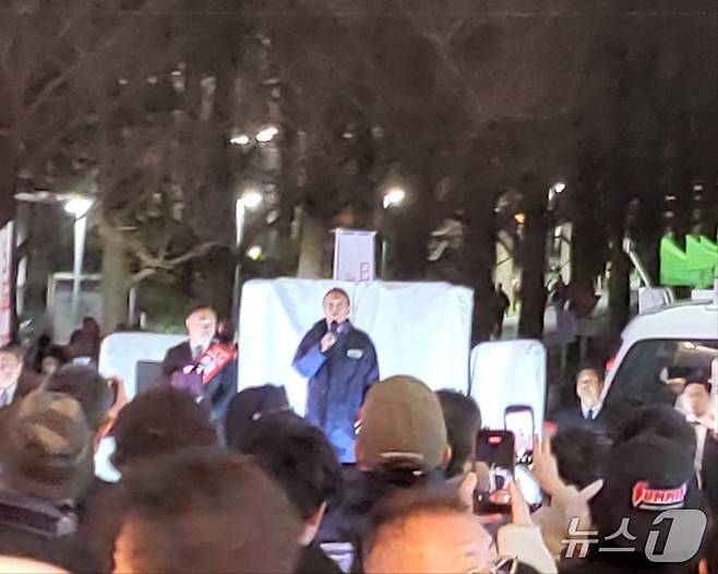 6일 일본의 아소 다로 자민당 부총재가 가나가와현 요코하마 히요시역에서 스즈키 게이스케 후보의 선거 유세에 참석해 연설하고 있다. 2026.02.06/뉴스1ⓒ News1 김지완 기자