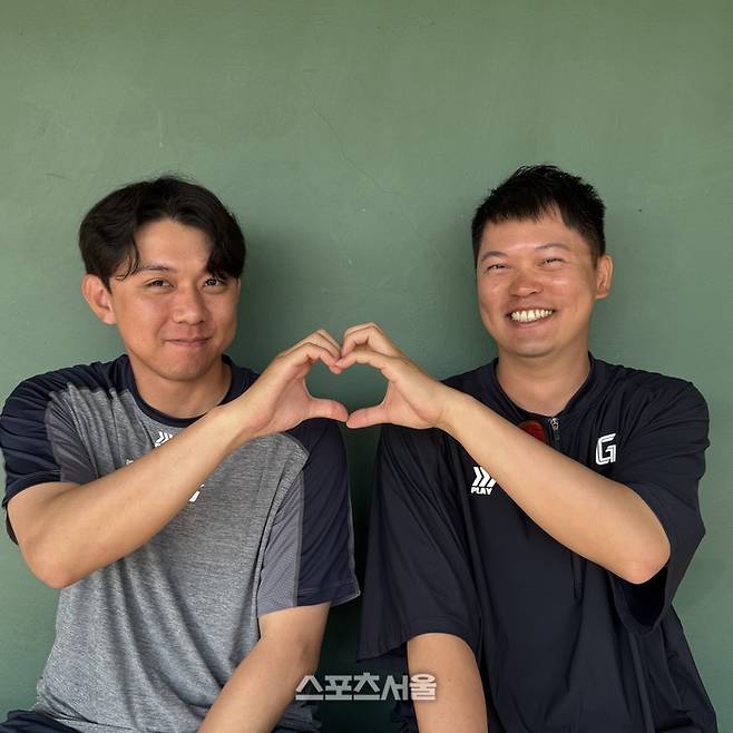 롯데 스프링캠프 현지 통역사인 동민혁(왼쪽), 송진론(오른쪽) 씨가 포즈를 취하고 있다. 타이난 | 박연준 기자 duswns0628@sportsseoul.com