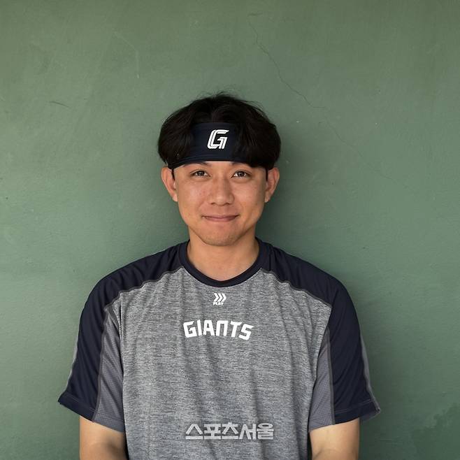 대만 황성빈으로 불리는 롯데 대만 현지 통역사 동민혁 씨. 치아가 보이게 웃을 때 특히나 황성빈과 닮았다. 타이난 | 박연준 기자 duswns0628@sportsseoul.com