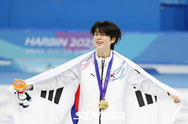 13일(현지 시간) 중국 하얼빈 헤이룽장 빙상훈련센터에서 열린 2025 하얼빈 동계 아시안게임 피겨스케이팅 남자 싱글 시상식에서 차준환이 금메달을 수상하고 기뻐하고 있다. 사진┃뉴시스