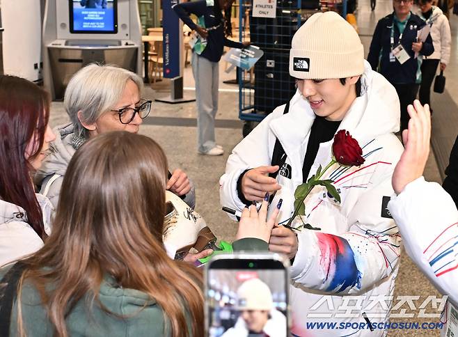 5일 오전 피겨대표팀 선수단이 동계올림픽이 열리는 밀라노 말펜사국제공항에 도착했다. 이탈리아 팬에게 사인을 해주고 있는 차준환. 밀라노(이탈리아)=송정헌 기자songs@sportschosun.com/2026.02.05/