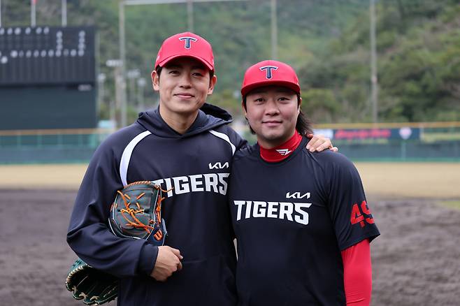 김범수(오른쪽)와 이태양. 올해부터 나란히 KIA 타이거즈 유니폼을 입는다. 사진제공=KIA 타이거즈