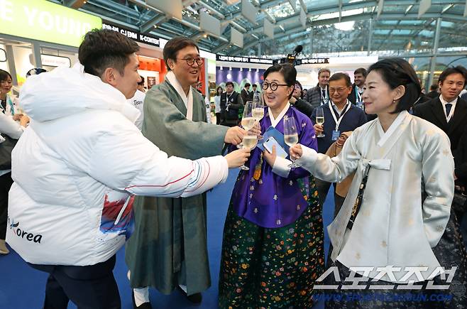 최휘영 문화체육관광부 장관, 유승민 대한체육회장, 노희영 코리아하우스 단장, 김나미 팀 코리아 부단장(대한체육회 사무총장)이 팀 코리아의 선전을 기원하며 건배하고 있다.  사진제공=문화체육관광부