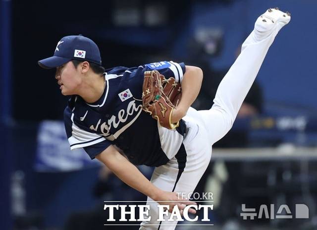 정우주는 WBC 대표팀 선수 가운데 가장 주목을 받고 있다. 지난해 11월 일본과의 평가전에서 3이닝 무실점으로 깜짝 호투를 펼쳤다. /뉴시스
