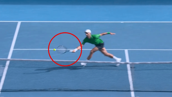 호주 오픈 8강전에서 상대 스트로크가 조코비치의 라켓을 스치는 모습. 나인 홈페이지