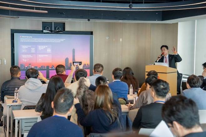 한화자산운용이 지난 5일 서울특별시 여의도 63빌딩 본사에서 홍콩 고액자산가를 대상으로 '미·중 패권전쟁 하의 4대 투자 전략' 설명회를 개최했다. 한화자산운용 제공